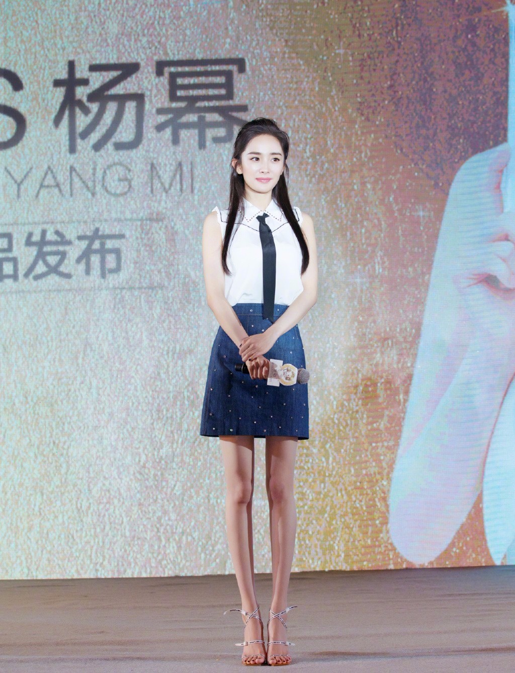 杨幂穿起学生装清纯无敌长腿诱人,当年的郑爽都比不上
