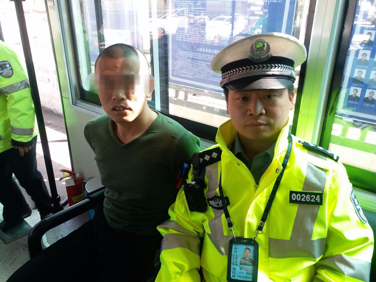 忻州一假军官载吸毒犯过检查站,真警察火眼金