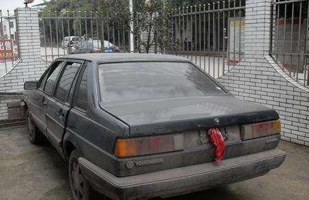 报废普桑更换引擎以后，开到街上路人无不侧目，两斤车钥匙亮瞎眼