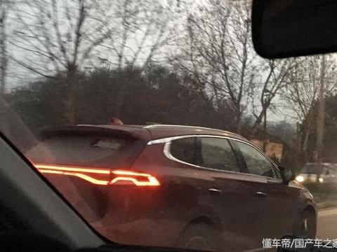 路遇新一代比亚迪唐，尾灯一亮奥迪都自愧不如，辨识度高帅到掉渣