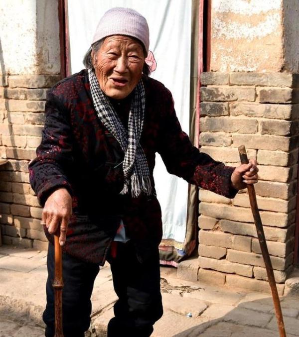 101岁老人天天给72岁的儿子和媳妇做饭,还掌管家里的钱财