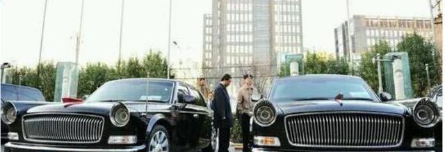 饭店门口停了这样一排车，劳斯莱斯车主见了后，立马掉头
