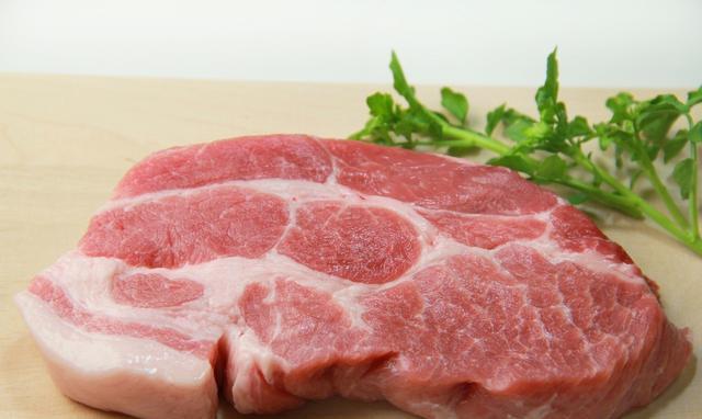 你喂金毛吃生肉,谢天谢地,因为你做对了