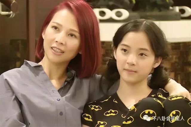 欧阳娜娜玩游戏太认真上手打蔡少芬