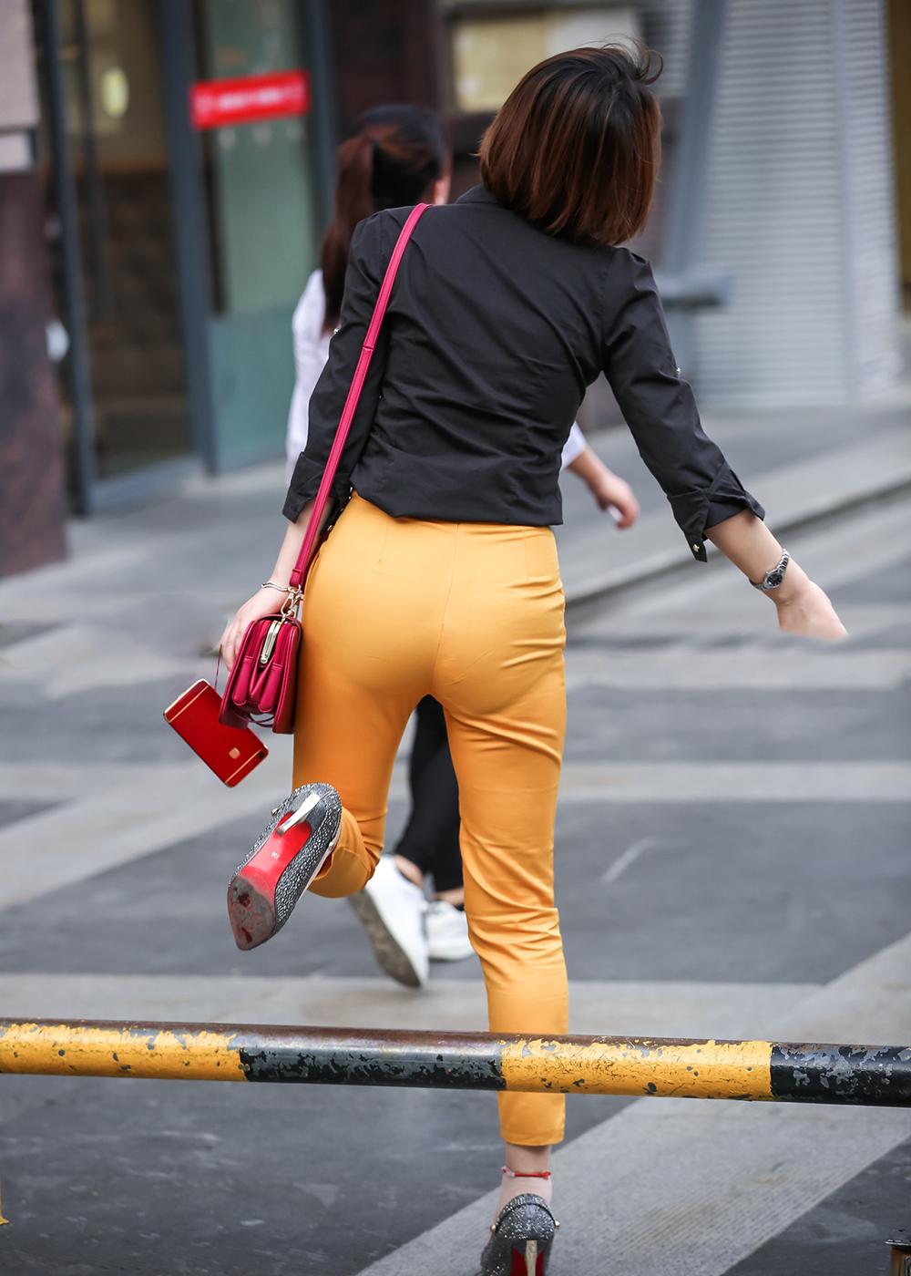 街拍女神: 丰臀紧身裤美女, 身材姣好, 颜色醒目!