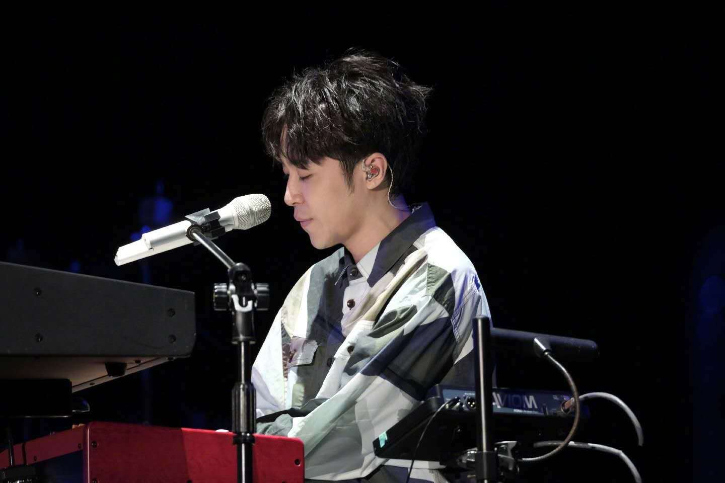 《蒙面唱将猜猜猜》:萧敬腾蒙面却遭吴青峰从中作梗，怒摘面具