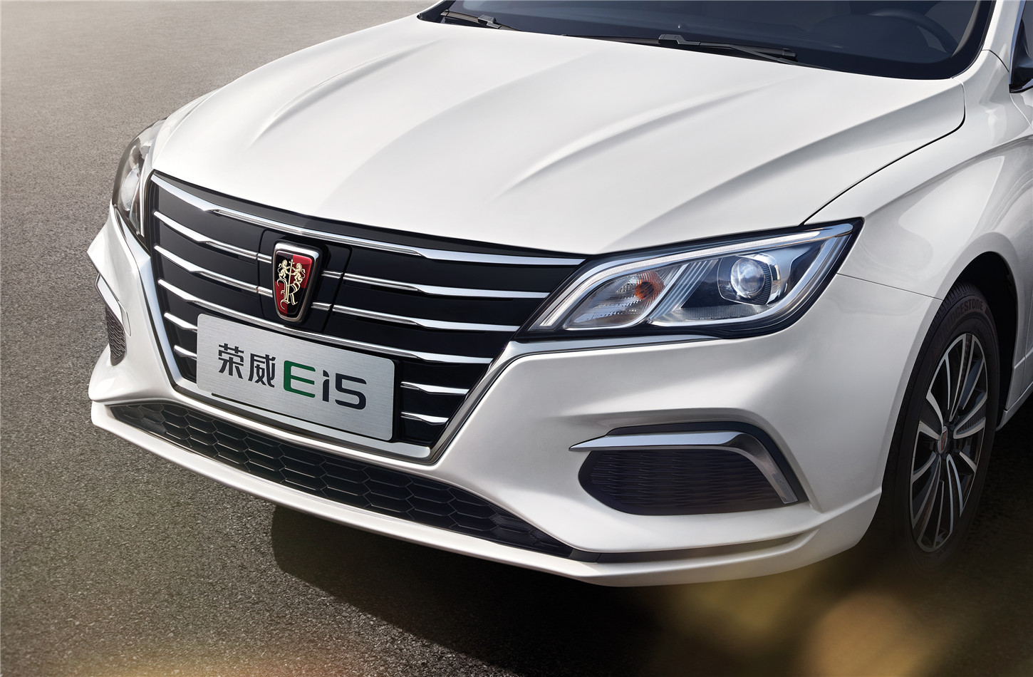 上汽荣威Ei5纯电动休旅车上市 补贴后售价13.