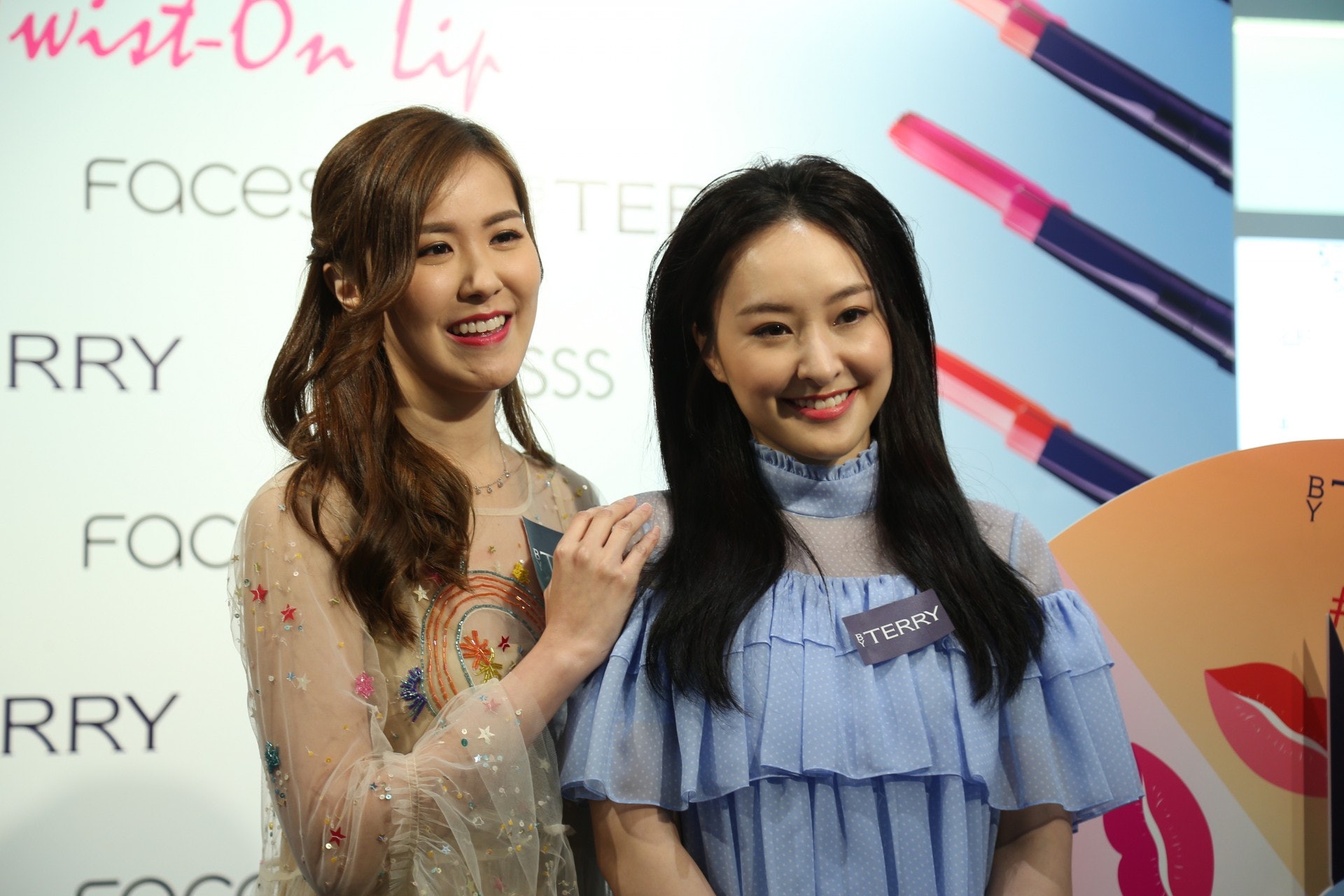 TVB陈滢出席活动因迟到而愧疚落泪,刘佩玥细心安慰画面温馨!