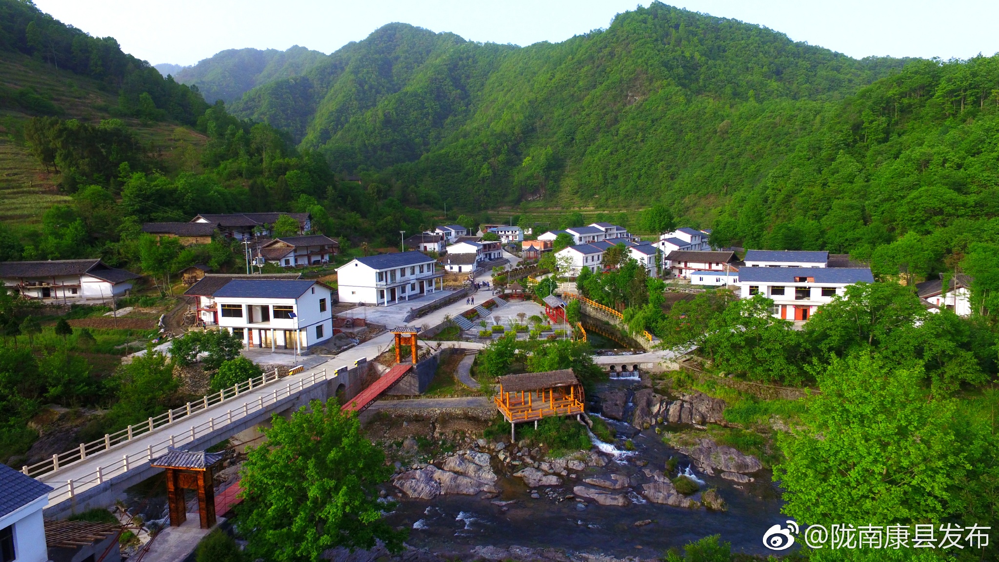 俯视康县的最美乡村