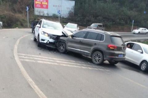 途观和国产荣威相撞，看到场面，车主当场崩溃！