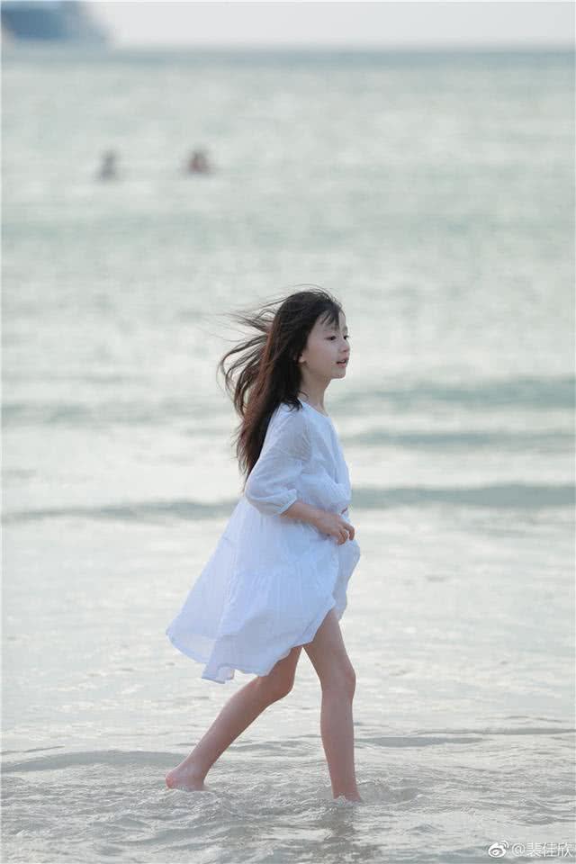 看了粉丝百万的抖音榜首小女神,童年和赚钱哪