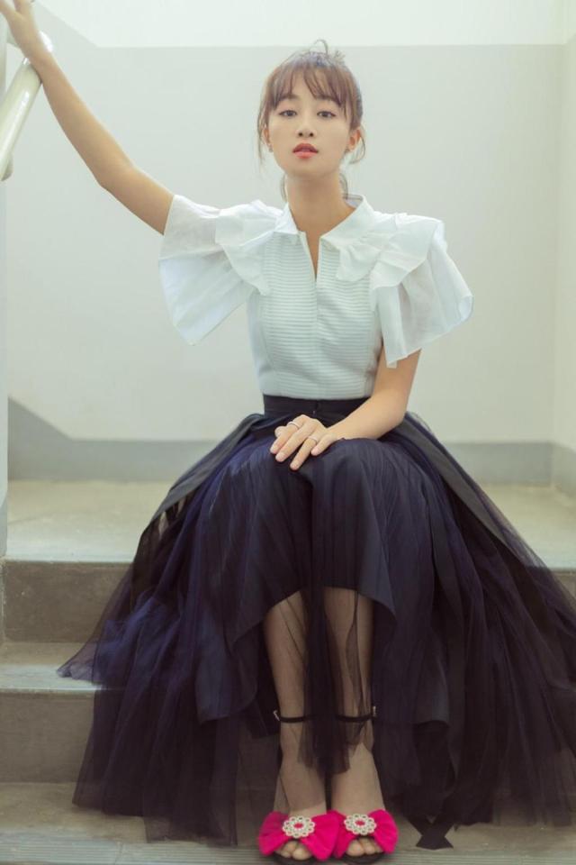 蓝盈莹98斤董璇104斤,同穿一字领连体裤,谁更