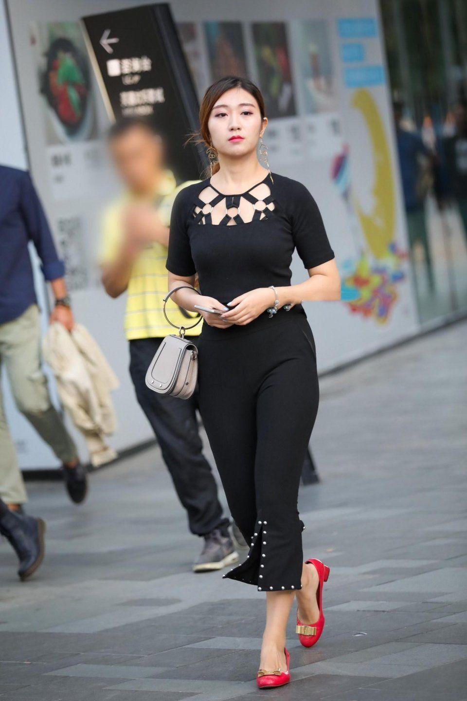 街拍,穿着黑色紧身衣的辣妈,圆润身材美的很自然,令路人心动!