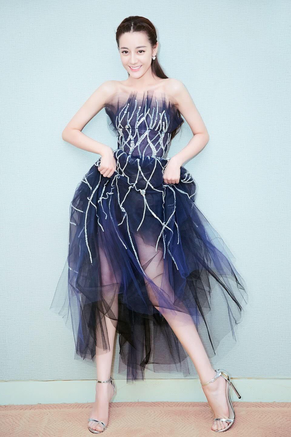 迪丽热巴美腿全身_迪丽热巴出席美腿_迪丽热巴短裤美腿-圈子花园图片