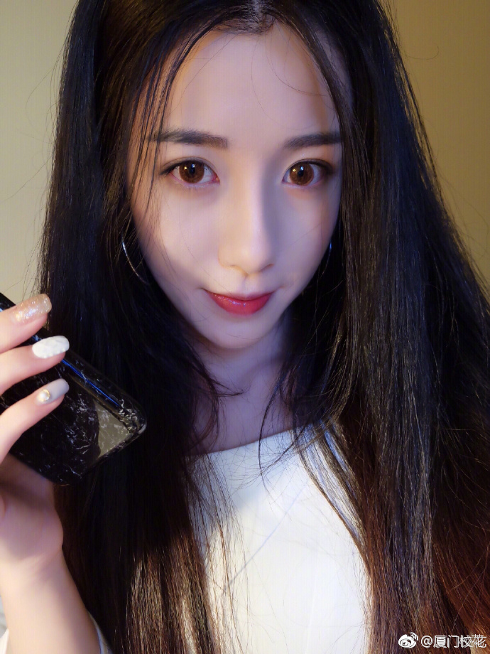 她叫杨嘉慧,97年,就读于闽南师范大学,身高165