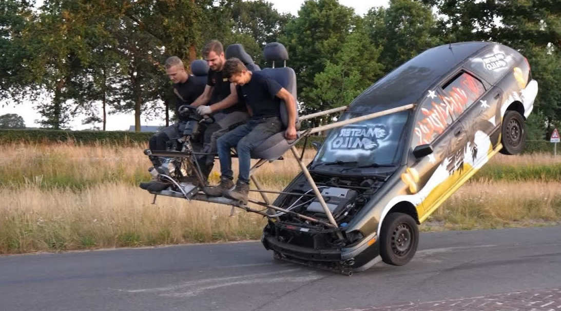 国外一位大哥把驾驶座装车顶啦！就这一惊天地泣鬼神的改装，硬生生把一辆沃尔...