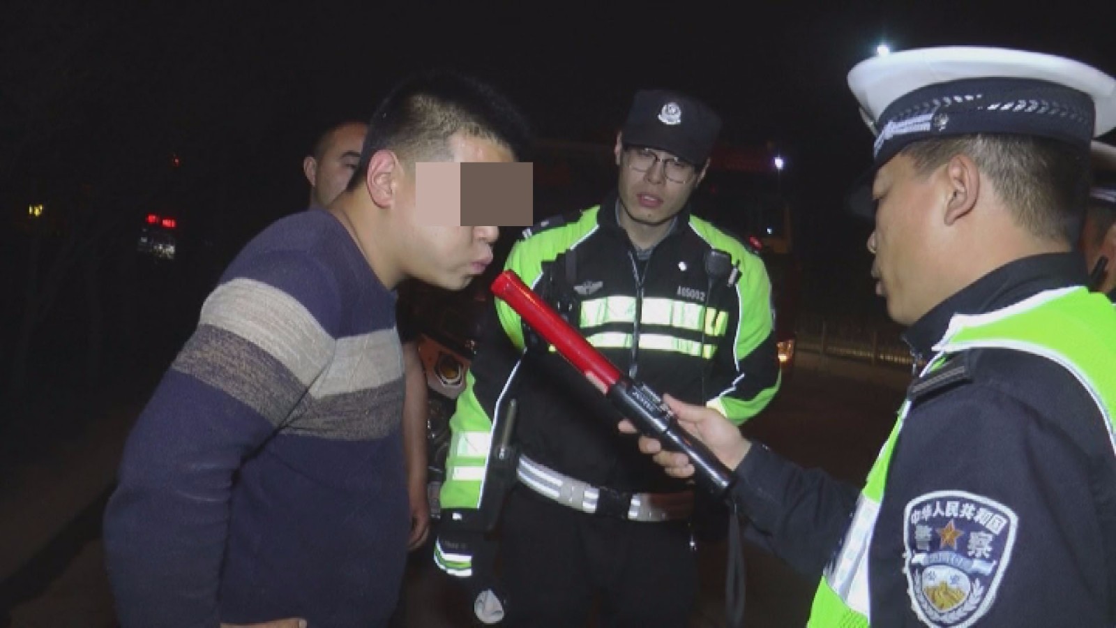 奇葩司机致两车刮擦后拒绝私了 交警查处后发