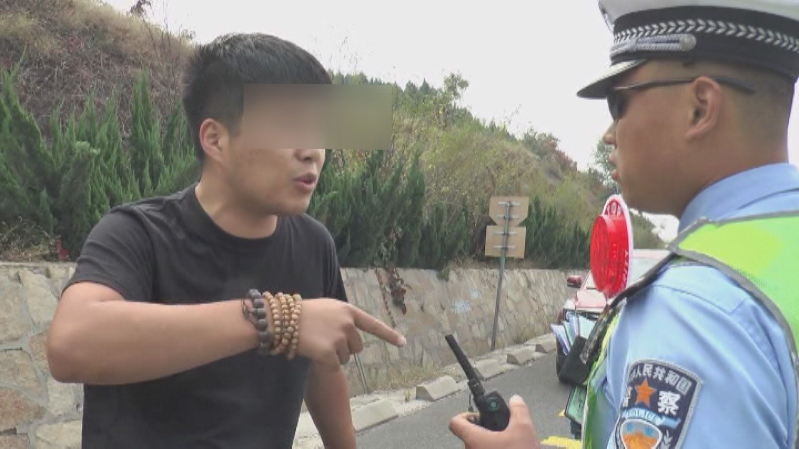 男子占用应急车道不服处罚投诉交警 你先违法