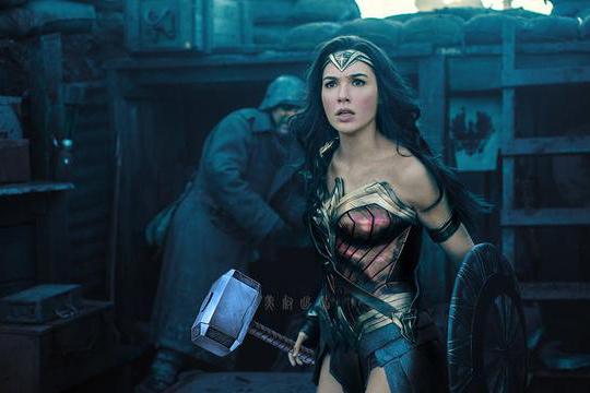 神奇女侠曾经拿起过雷神的锤子,下面这些小故