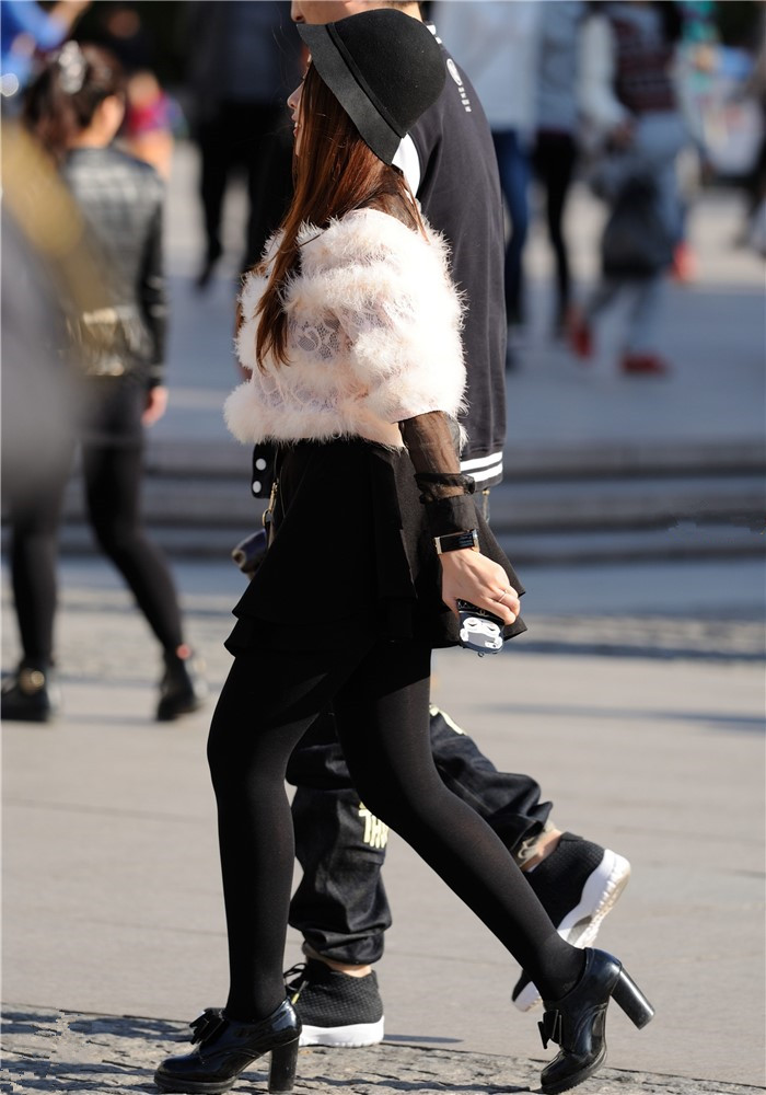 路人街拍,腿玩年的黑色打底裤美女们,甜美可爱身材匀称