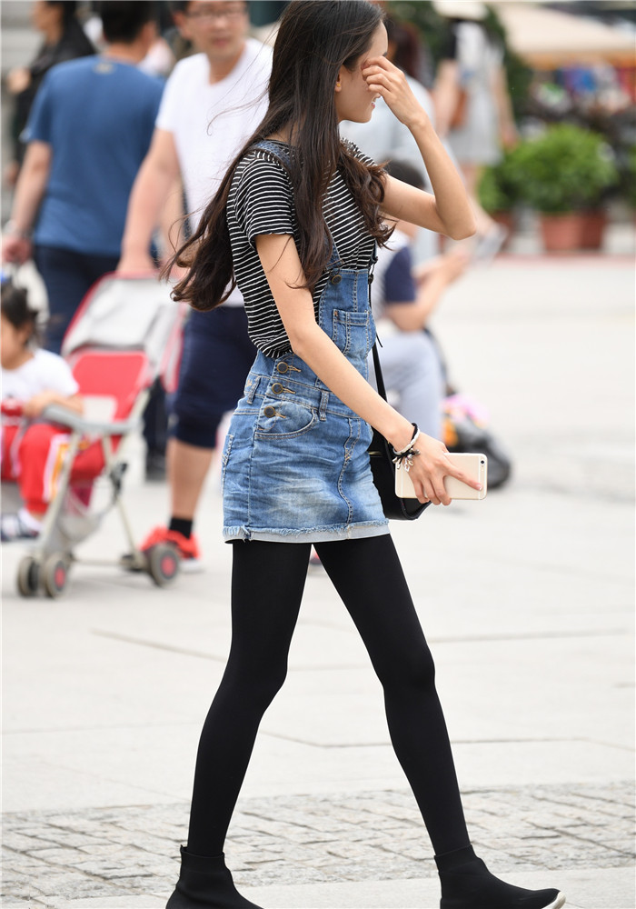 路人街拍,腿玩年的黑色打底裤美女们,甜美可爱身材匀称