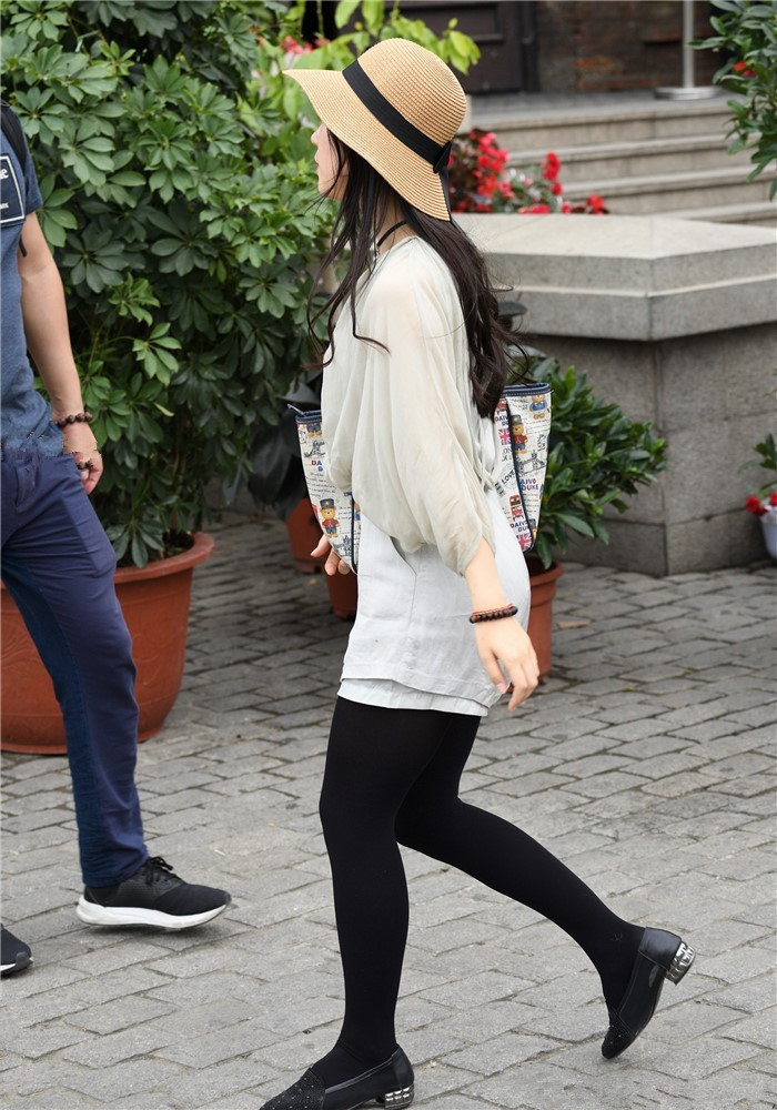 路人街拍,腿玩年的黑色打底裤美女们,甜美可爱身材匀称