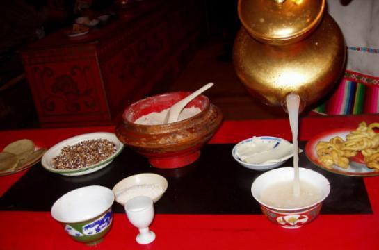 西藏人离不开一碗茶,酥油茶叶盐三者的结合,形成奇妙的酥油茶