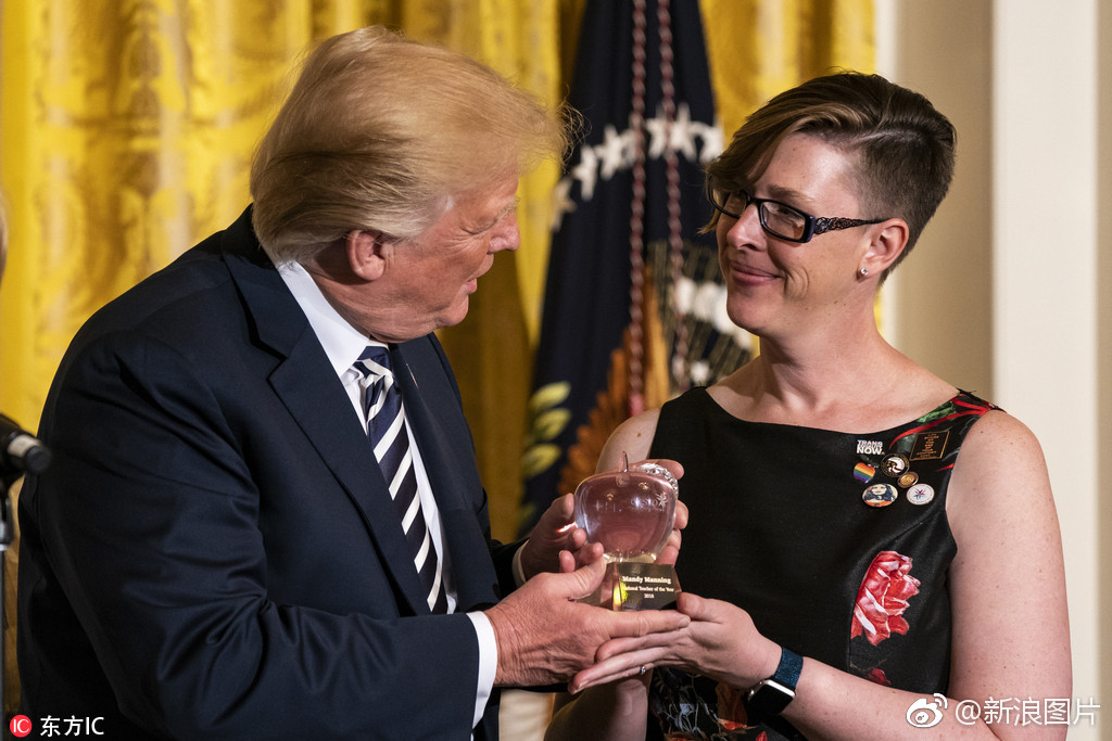 年度教师佩戴反川普徽章 接受川普颁奖