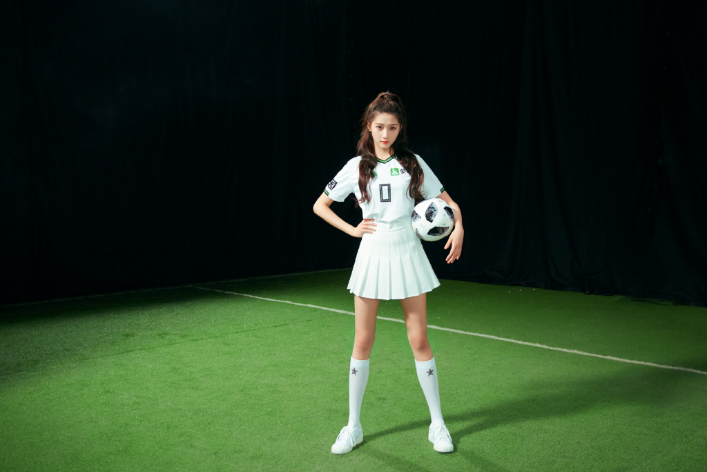 4位女明星球衣造型,关晓彤与Baby校园感十足