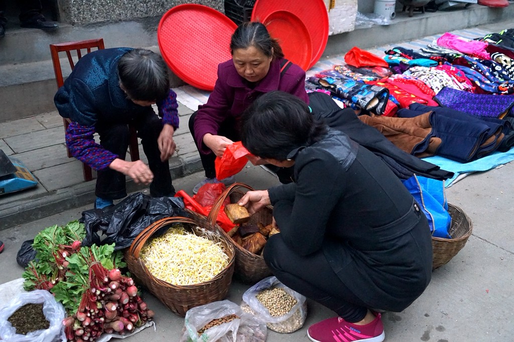 实拍农村赶集,各种山货琳琅满目,价格低的让你泪奔