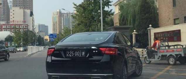 挂着黑牌的吉利博瑞, 车牌号是001, 不知是哪位车主的座驾?