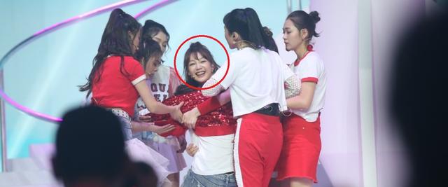 火箭少女101领奖:杨超越C位,只有谁穿长裤,李