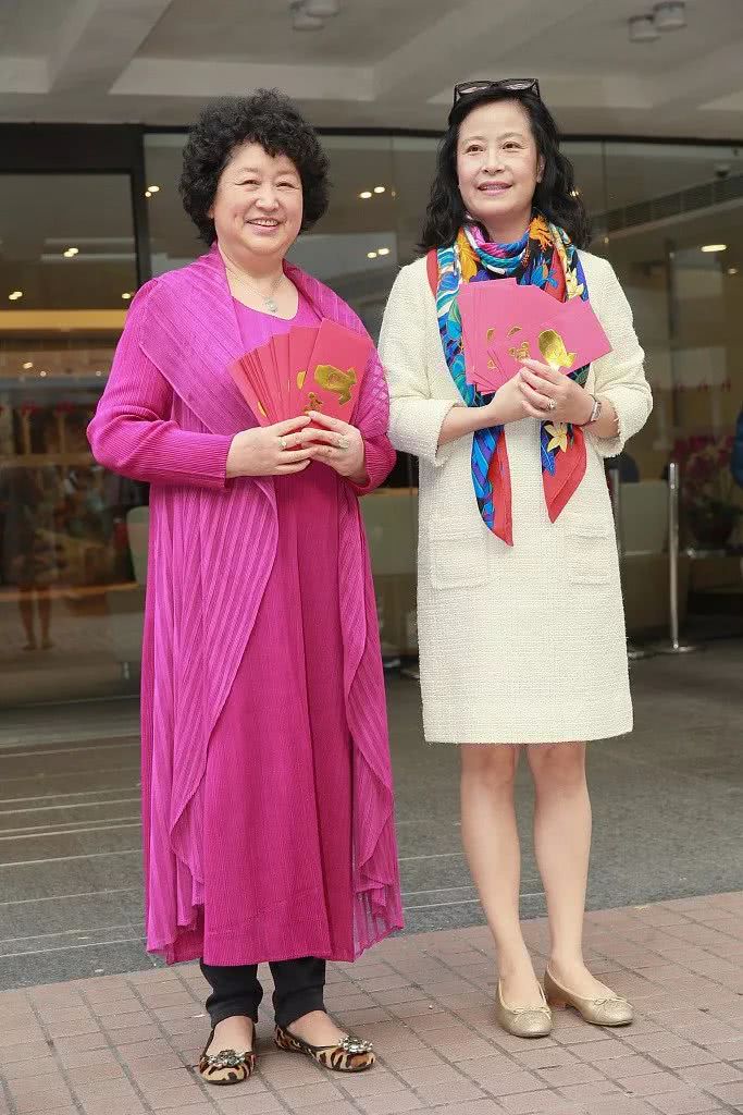 张予曦晒父母合照一家三口颜值逆天 简直和妈妈长得一模一样图片