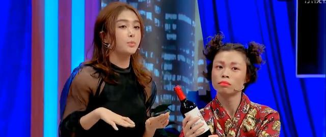 秦岚助理跪着举话筒真相其实是这样 闺蜜情让