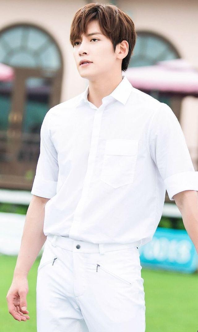 男生简单而时尚的白T衬衫穿搭术