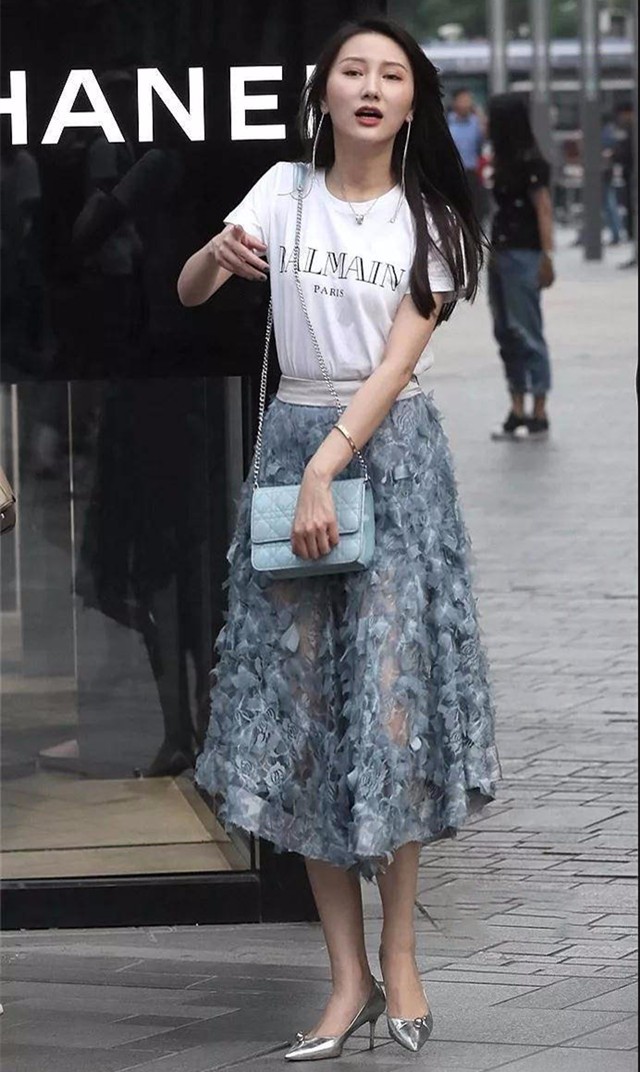 街拍:穿白色连衣裙的小姐姐,超短裙凸显细长美