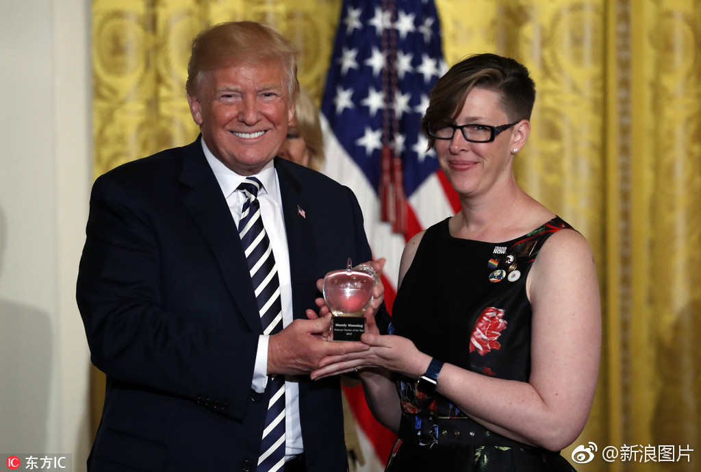 年度教师佩戴反川普徽章 接受川普颁奖
