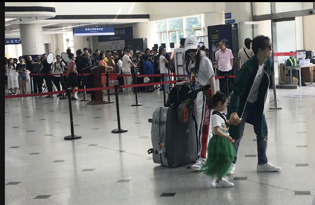 戚薇李承铉带女儿lucky机场录节目 戚哥把女儿