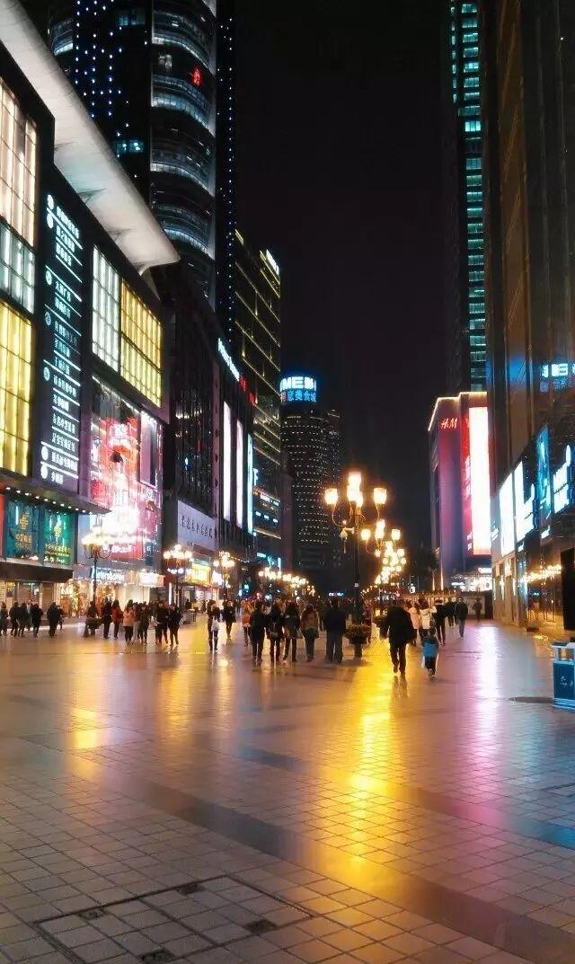 解放碑步行街是重庆最繁华的商业圈,这里百货公司,酒店数量众多,是