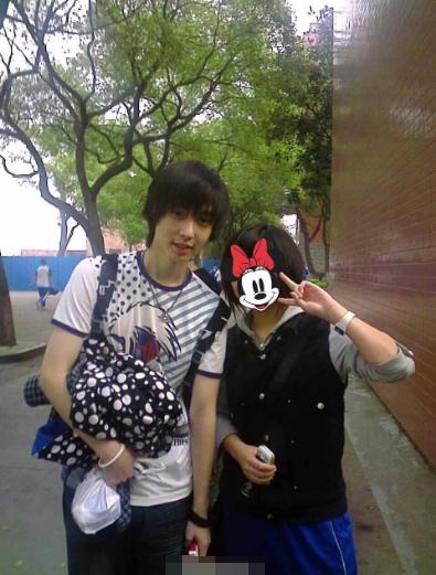 张艺兴09年学校旧照流出,果然颜值担当,杀马特