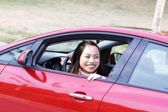 网红凤姐座驾：红色别克英朗，真的辣眼睛！