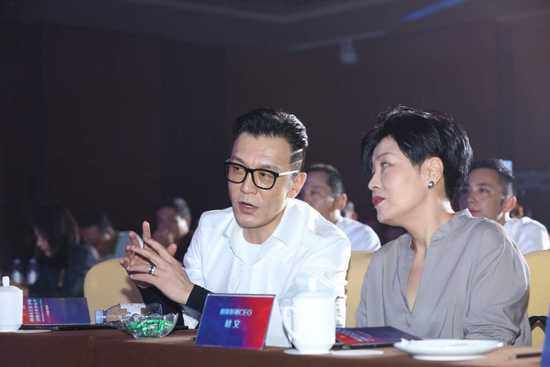 哈文晒出李咏近照,剪了短发年轻十岁,潮的让人