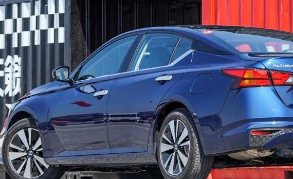 新车双层玻璃+全新标识，比雅阁还运动