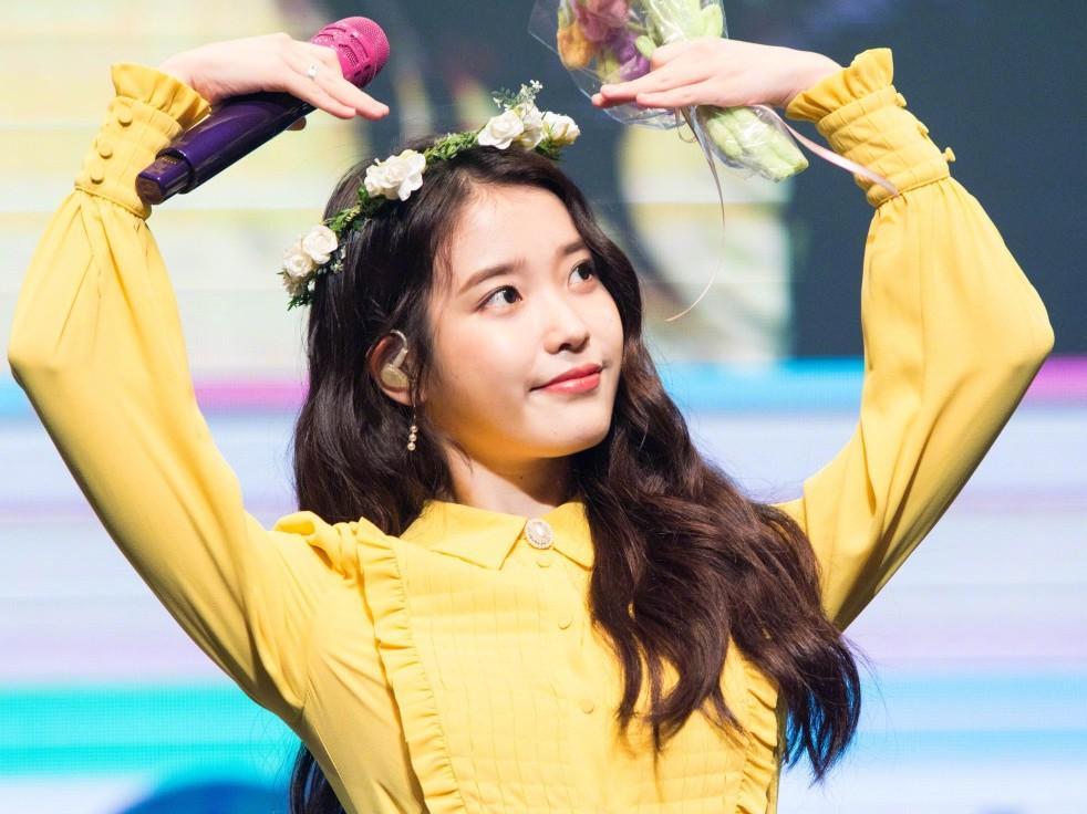 iu十周年见面会穿黄色裙装扮浪漫花仙子