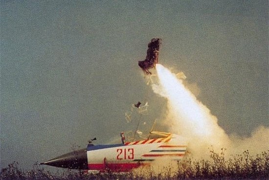 如果将弹射座椅安装在汽车上:司机是不是也可