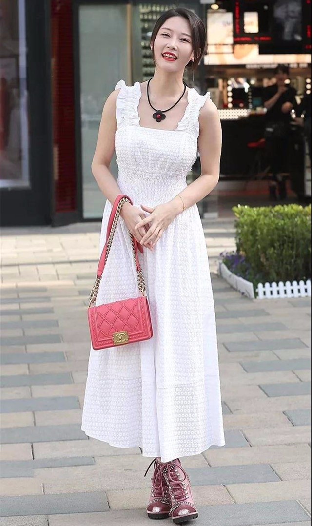 街拍:穿白色连衣裙的小姐姐,超短裙凸显细长美