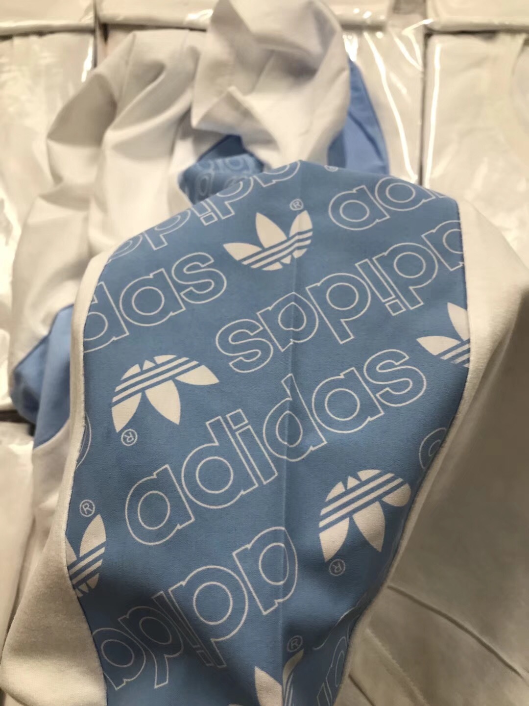 帅到极致的Adidas三叶草18新品王嘉尔同款印