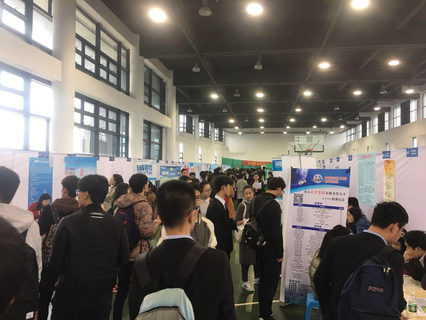 现场发录用通知书、年薪近30万