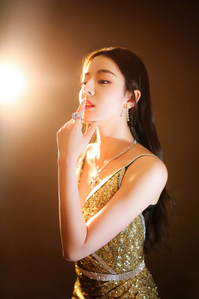 迪丽热巴最新时尚大片来啦,低领礼服突显性感妩媚!