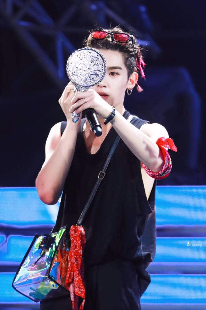 黄明昊也是一个包包男,惹人爱的好孩子